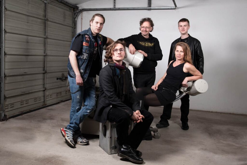 Authentisches Bandfoto der Punkband Defibrüllattor aus Straubing aufgenommen in einer Garage.