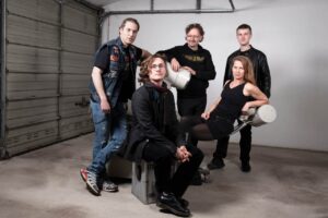 Authentisches Bandfoto der Punkband Defibrüllattor aus Straubing aufgenommen in einer Garage.
