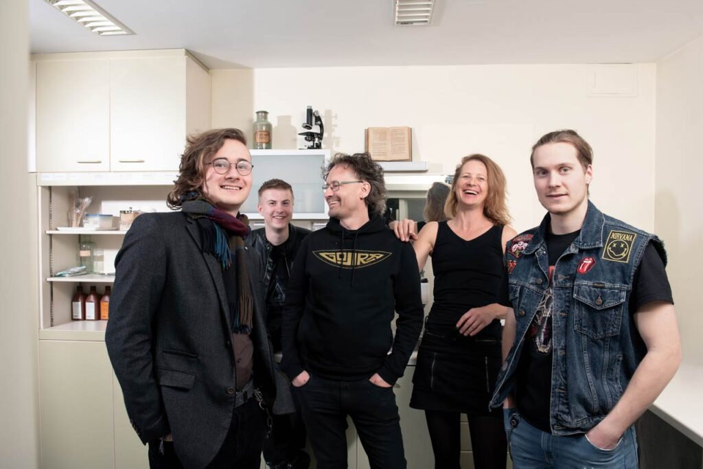 Cooles, authentisches Bandfoto von Defibrüllator aus Straubing in einer Tierarztpraxis