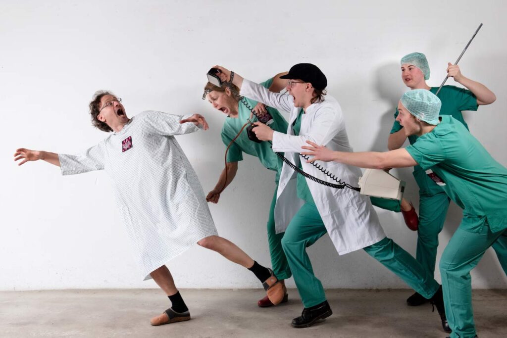 Dynamisches, lustiges Bandfoto der Band Defibrüllator aufgenommen in einer Garage