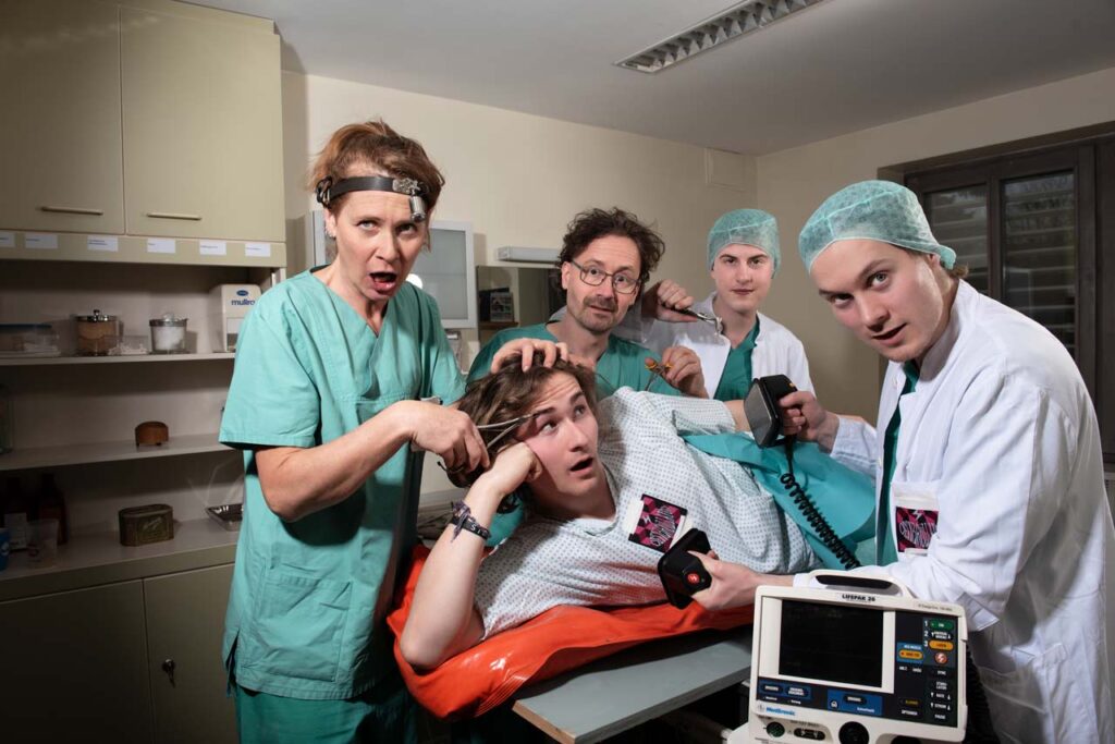 Schräges Bandfoto der Punkband Defibrüllator in Arztpraxis mit OP-Tisch